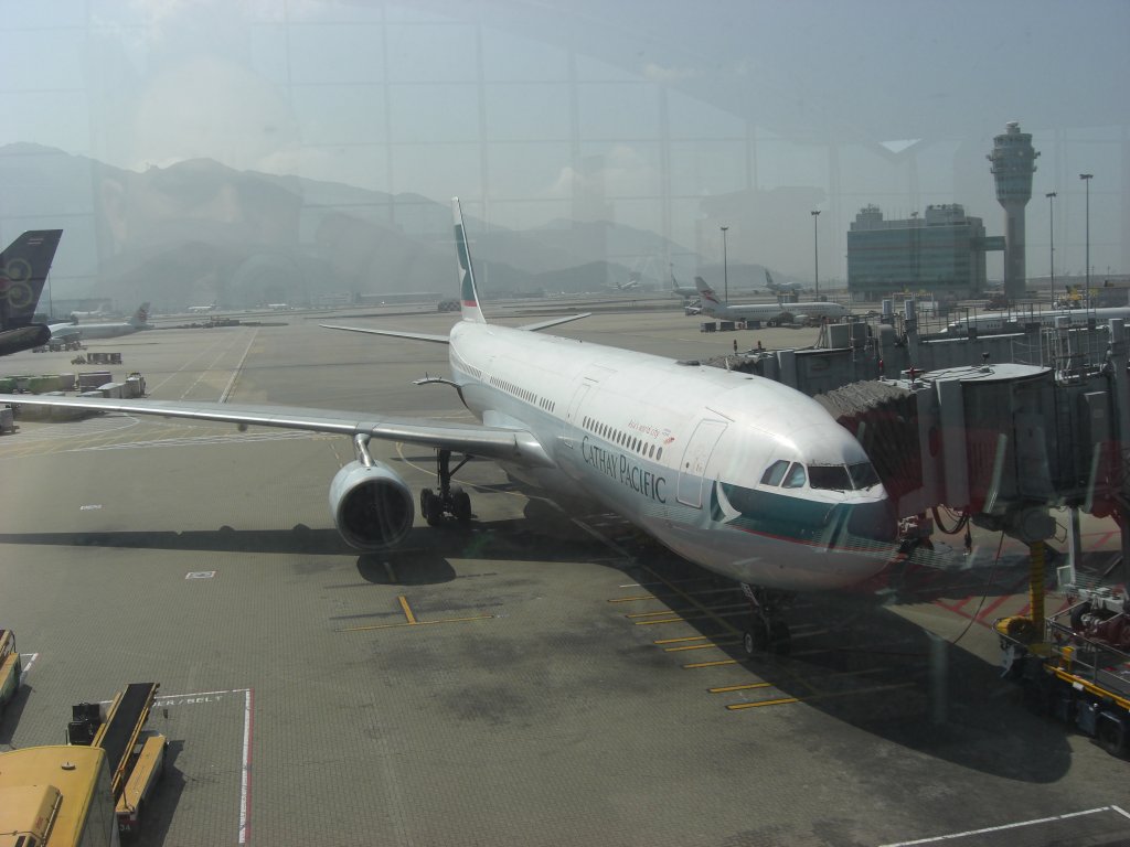 Cathay Pacific Airways, B777-367, B-HNJ auf dem Flughafen von Hong Kong. Aufgenommen am 31.01.10.