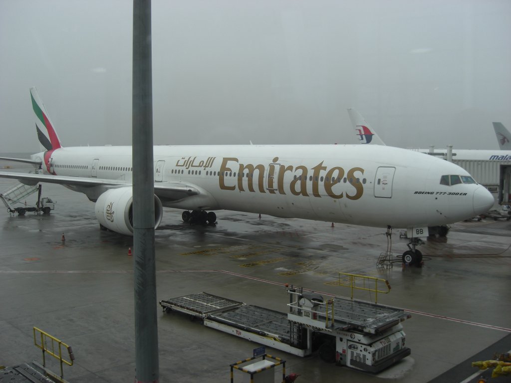 Emirates Airline, B777-31H, A6-EBX auf dem Flughafen Hong Kong. aufgenommen am 31.01.10.