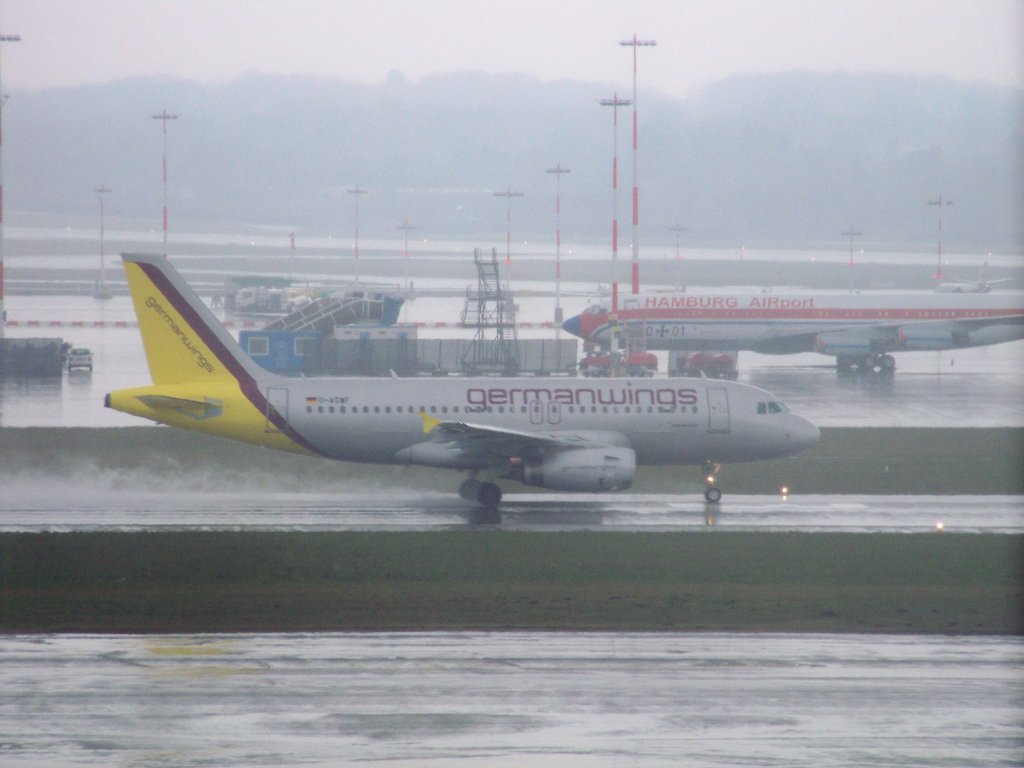 Germanwings, A319-132, D-AGWF auf dem Hamburger Flughafen. Aufgenommen am 27.03.10.