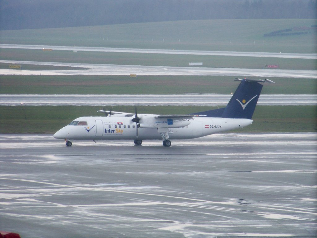 Inter Sky, Bombardier dash 8-314Q, OE-LIC auf dem Hamburger flughafen. aufgenommen am 27.03.10.