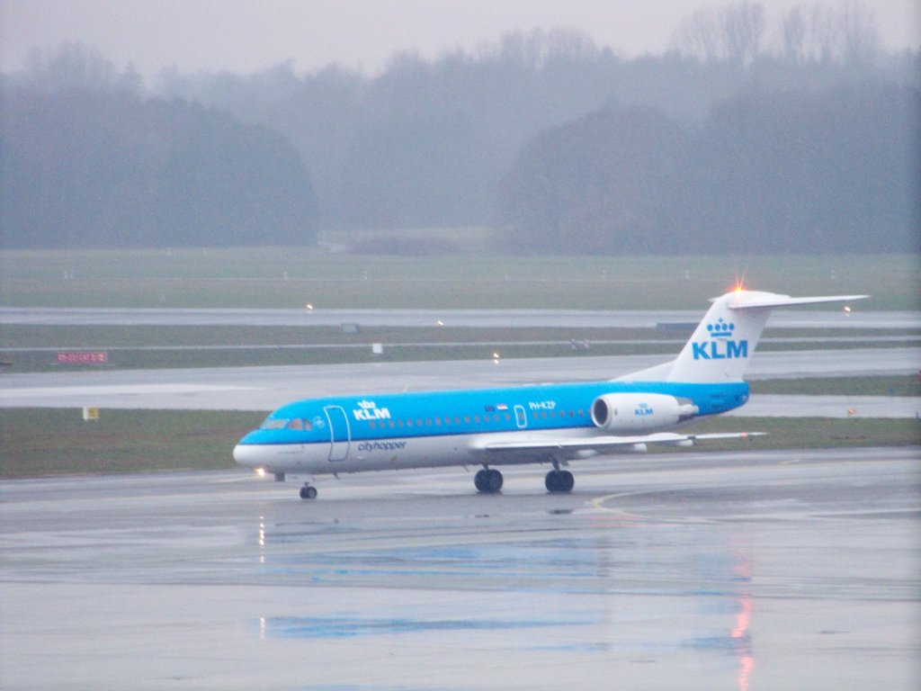 KLM CityHopper, Fokker 70 (F.28-0070), PH-KZP auf dem Hamburger Flughafen. Aufgenommen am 27.03.10.