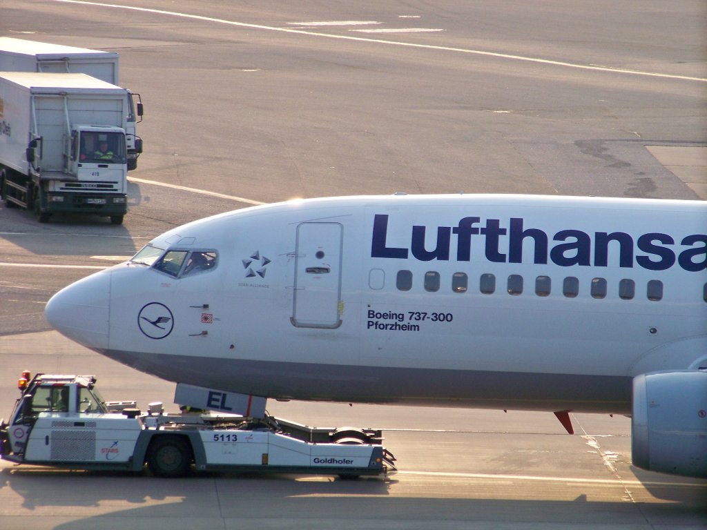 Lufthansa, B737-330, D-ABEN am Hamburger Flugahfen. Aufgenommen am 11.04.10