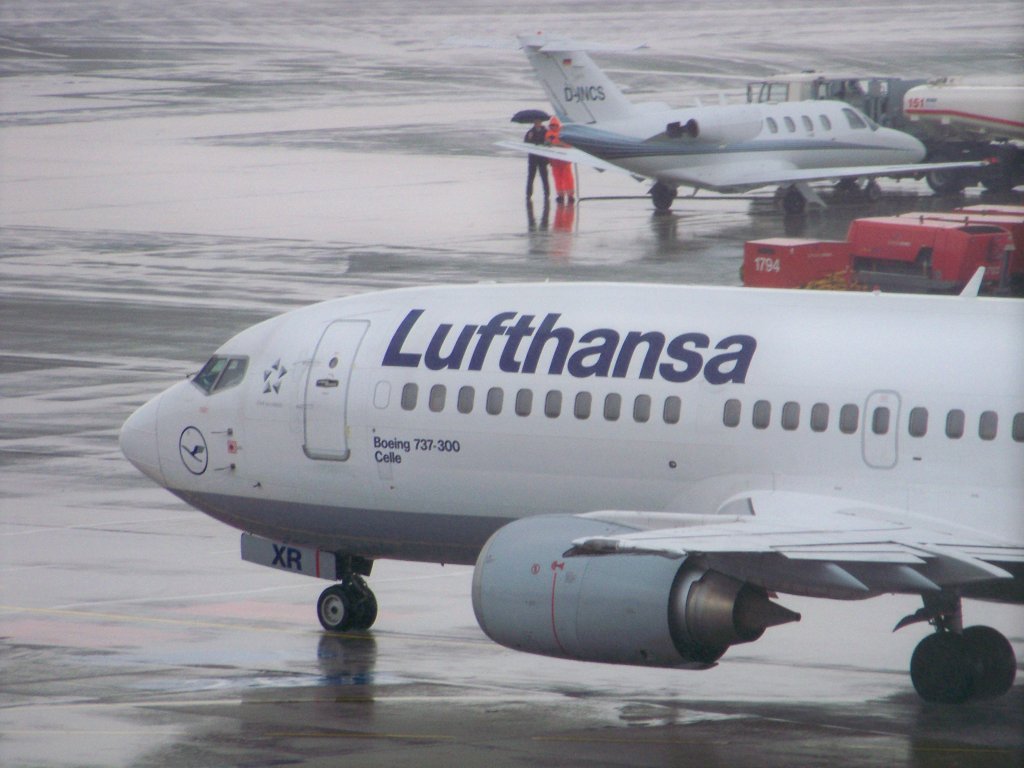 Lufthansa, B737-330, D-ABXR auf dem Hamburger flughafen. Aufgenommen am 27.03.10.