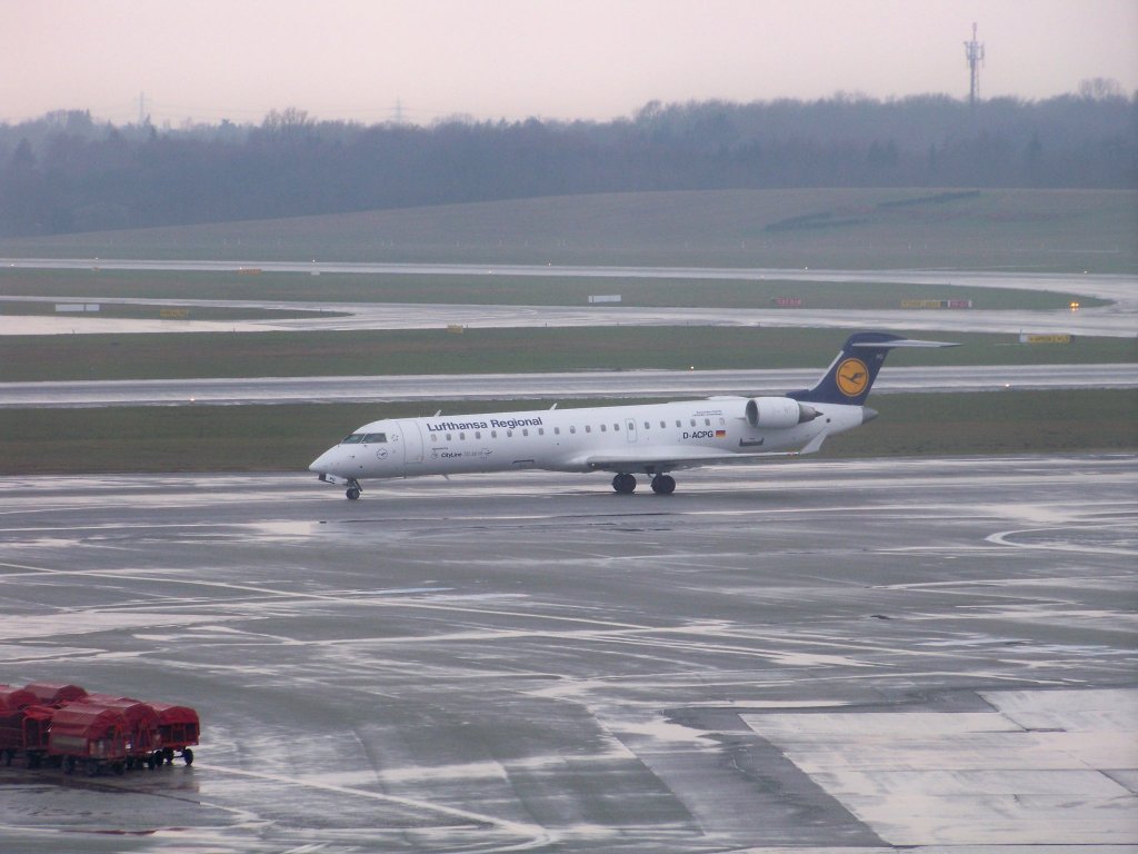 Lufthansa City Line, Bombardier CRJ701ER, D-ACPG am Hamburger Flughafen. Aufgenommen am 27.03.10.