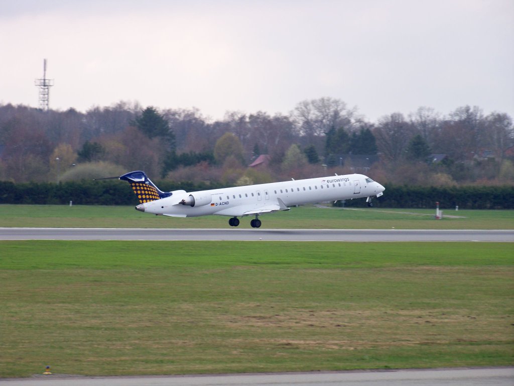 Lufthansa (Eurowings), Bombardier CRJ-900 NG, D-ACND beim Start am Hamburger Flughafen. Aufgenommen am 11.04.10.