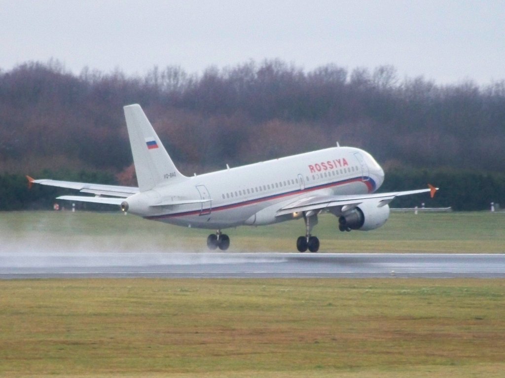 Rossiya, A319-112, YQ-BAQ beim Start am Hamburger Flughafen.