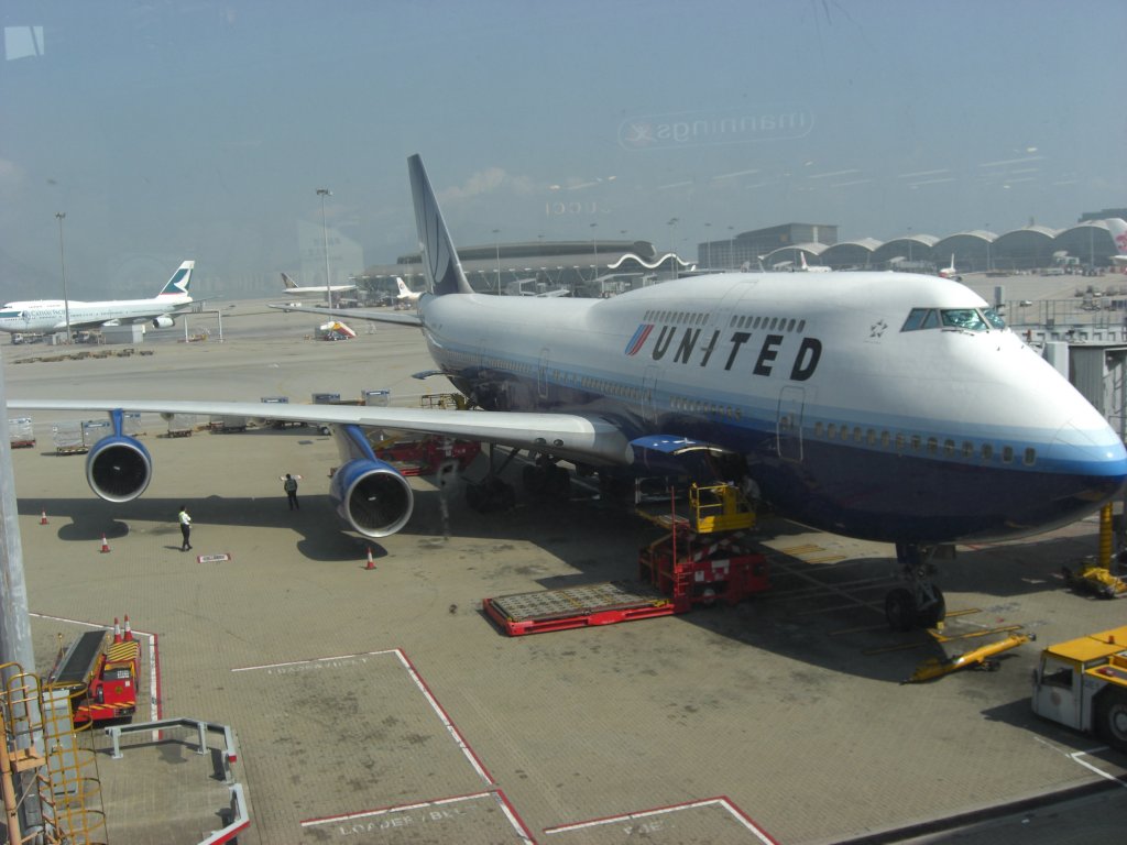United Airlines, B747-472, N174AU auf dem Flughafen von Hong kong. Aufgenommen am 31.01.10.

	