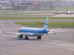 KLM City Hopper, Embraer ERJ-190LR, PH-EZH auf dem HAmburger Flugahfen. Aufgenommen am 11.04.10.