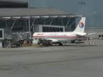 China Eastern Airlines, A320-214, B-2203 auf dem Flughafen von Hong Kong. Aufgenommen am 31.01.10.