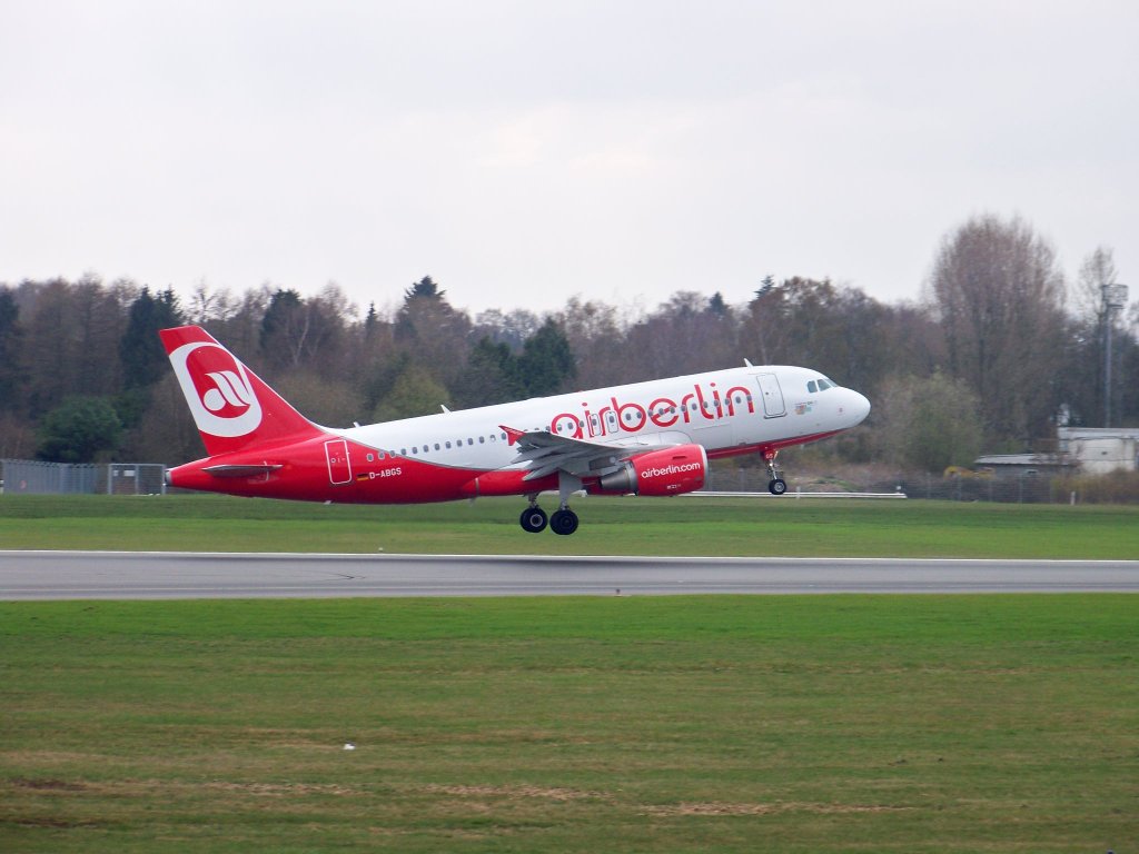 Air Berlin, A320-211, D-ABGS beim Start am Hamburger Flugahfen. Aufgenommen am 11.04.10.