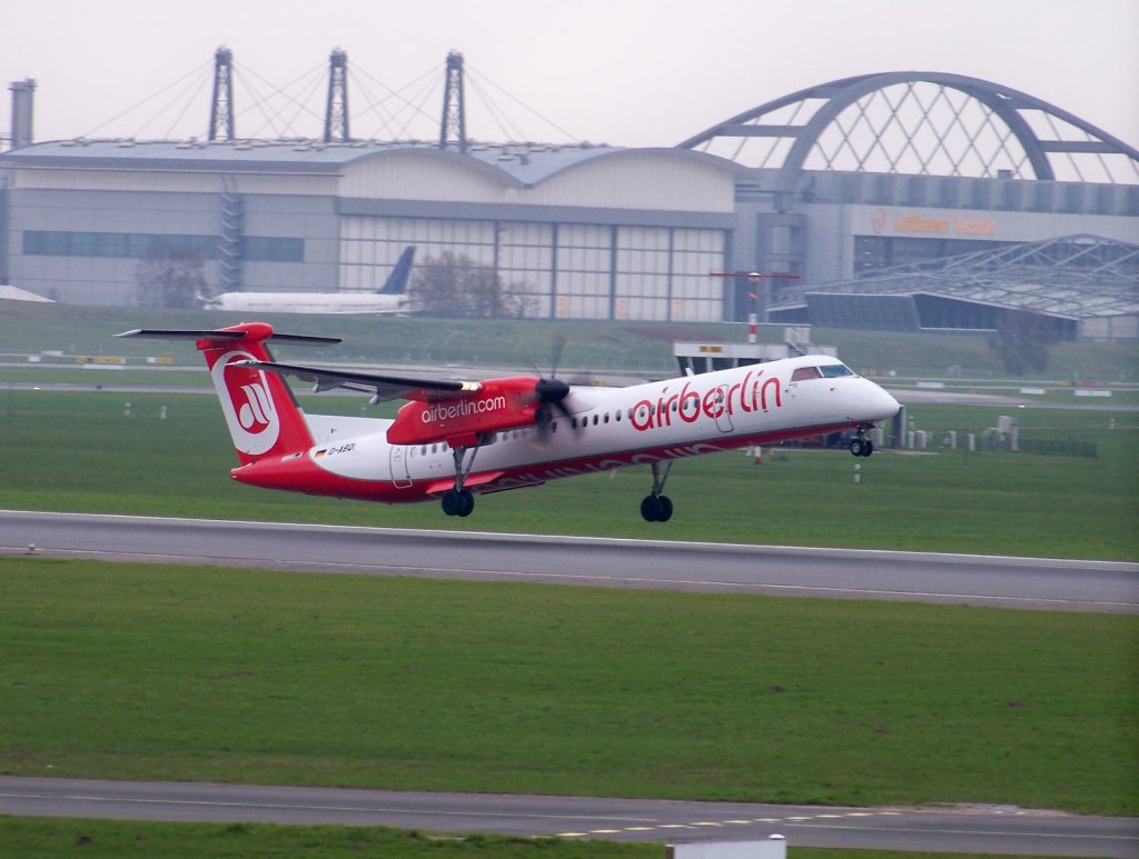 Air Berlin, Bombardier Dash 8-402Q, D-ABQI beim Start am Hamburger Flughafen. Aufgenommen am 4.11.10.
