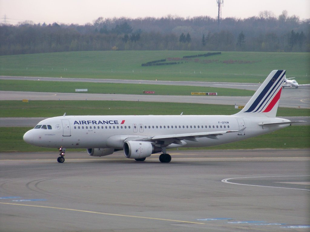 Air France, A320-211, F-GFKM auf dem Hamburger Flughafen. AUfgenommen am 11.04.10.