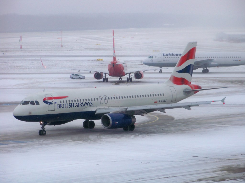 British Airways, A320-232, G-EUUZ auf dem Hamburger Flughafen. Aufgenommen am 19.12.09.