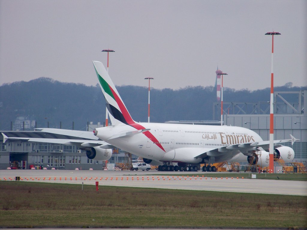 Emirates, A380-861, F-WWSZ (later A6-EDI) auf dem Flughafen von finkenwerder. Aufgenommen am 27.03.10.