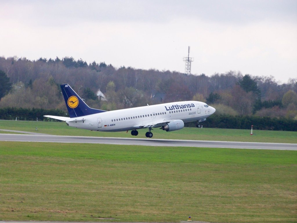 Lufthansa, B737-330, D-ABEN beim Start am Hamburger Flugahfen. Aufgenommen am 11.04.10.