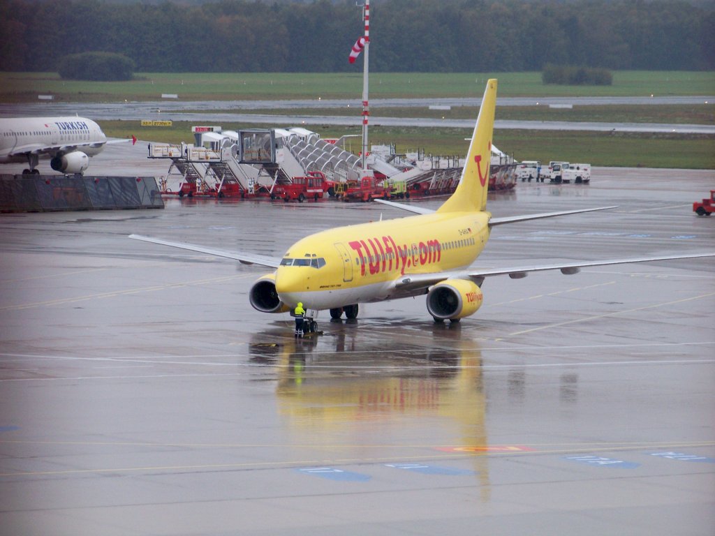 TUIfly, B737-73S, D-AHIA auf dem Hamburger Flughafen, Aufgenommen am 10.10.09.