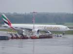 Emirates, B777-31H, A6-EMS auf dem Hamburger Flughafen. Aufgenommen am 10.10.09.
