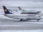 Lufthansa, B737-330, D-ADEN auf dem Hamburger FLughafen. Aufgenommen am 19.12.09.